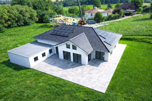 Die Terrasse ist noch nicht fertig gestellt (Vorschlag) - Ebenerdig. Naturnah. Energieeffizient. Exklusiver Neubau-Bungalow kurz vor Fertigstellung!