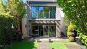 Rückansicht - Achtung: Dieses Haus schafft Ansprüche