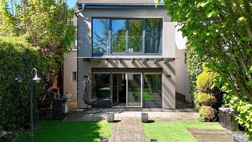 Rückansicht - Achtung: Dieses Haus schafft Ansprüche