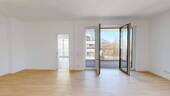 Wohnbereich mit angrenzendem Balkon I - 2 Zimmer Etagenwohnung in Berlin