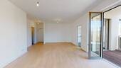 Wohnbereich mit angrenzendem Balkon II - Etagenwohnung mit 94,00 m² in Berlin zum Kaufen