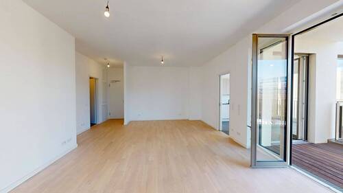 Wohnbereich mit angrenzendem Balkon II - Etagenwohnung mit 94,00 m² in Berlin zum Kaufen