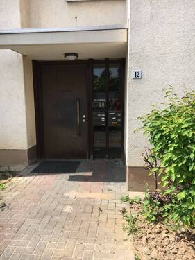 Hauseingang des mehrstöckigen Wohnhauses - 2 Zimmer Etagenwohnung zur Miete in Bad Nauheim