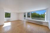 Wohnzimmer - BEZUGSFREI! 3-ZI.-WOHNUNG MIT UMLAUFENDER DACHTERRASSE IN GRÄFELFING