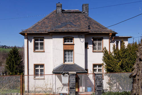 Ansicht straßenseitig - Sanierungsbedürftiges Einfamilienhaus