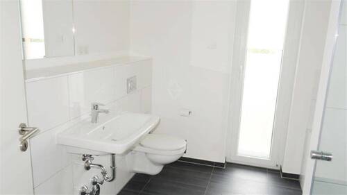 Modernes Bad mit Fenster - 