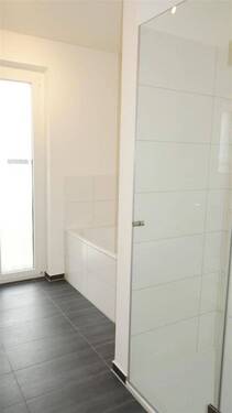 Bad mit Wanne und Dusche - 