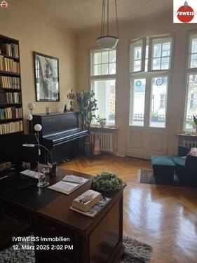 Wohnzimmer, A1 - Hochherrschaftliche 5 Zimmerwohnung mit Parkett, Dielen und Balkon, TOP Lage im Bayrischen Viertel