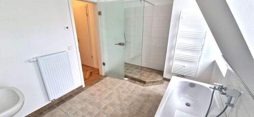 Bad mit Dusche - 