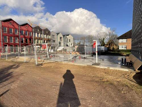 Der Aufbau des Endhauses beginnt - 5 Zimmer Reihenmittelhaus in Bremen