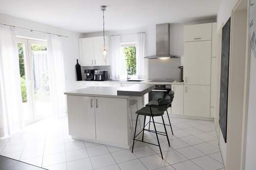 Küche mit Einbauküche - 