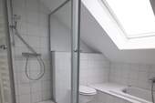 Badezimmer Obergeschoss mit Dusche und Badewanne - 