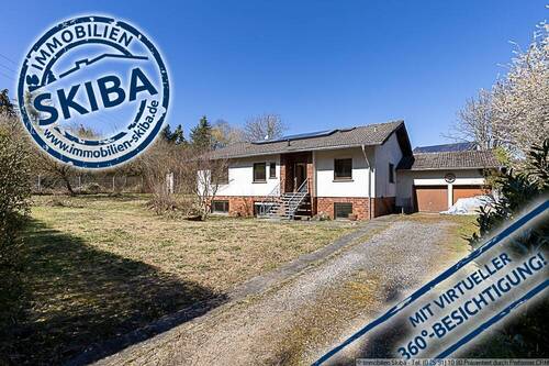 Wohnhaus mit Doppelgarage - Weitläufiges Grundstück am Ortsrand: Bungalow mit Doppelgarage