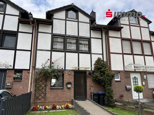 Straßenseite - Gemütliches Eigenheim mit Ausbaureserve