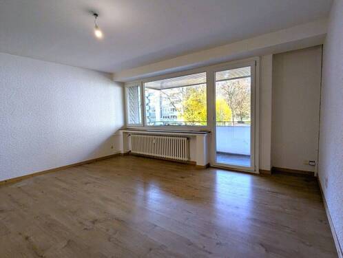 Wohnzimmer mit Balkon - 