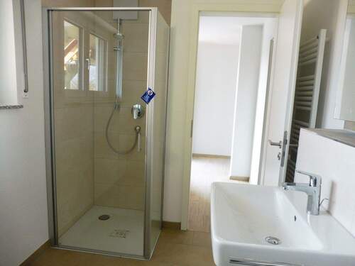 Bad mit Dusche / WC und Badewanne - Etagenwohnung mit 91,50 m&sup2; in Uhldingen-Mühlhofen zur Miete