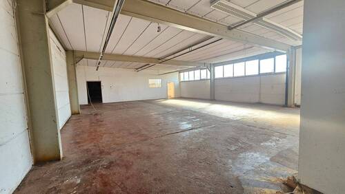 Teilansicht 3 Lagerfläche.jpg - Jede Menge Lagerfläche mit Büro in ruhiger Lage !