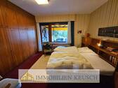 Schlafzimmer mit Zugang zur Terrasse EG - 