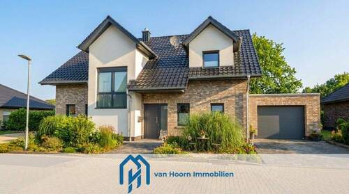 Titelbild - Modernes Einfamilienhaus (2021) mit Garage, überdachter Terrasse und Blick ins Grüne