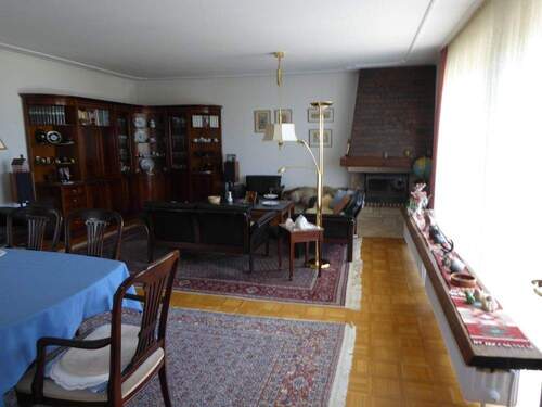 Wohnzimmer mit Kamin - Bungalow mit 151,00 m&sup2; in Garbsen zum Kaufen