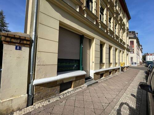 Ladenfront mit modernen Rolladen - 