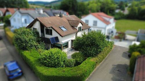 Hausansicht - Familienidyll mit Extras: Freistehendes Einfamilienhaus mit Einliegerwohnung und Gartenparadies
