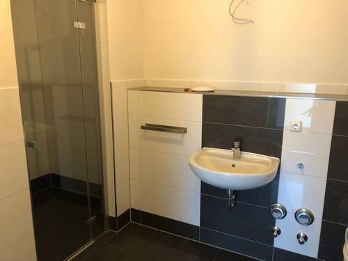 Bad mit Wanne und Dusche - 3 Zimmer Etagenwohnung in Leipzig