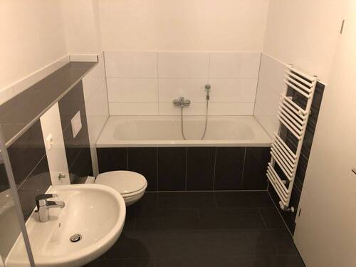 Bad mit Wanne und Dusche - Etagenwohnung mit 79,40 m² in Leipzig zur Miete