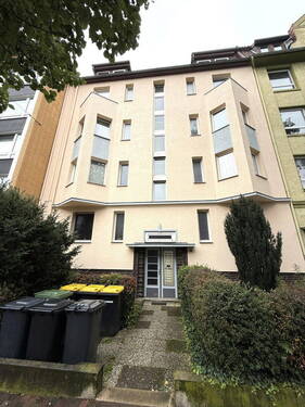 Hausfront - Altbau-Charme Nordstadt: 2-ZKB, Balkon inkl. Einbauküche