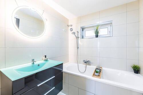 Modernes Tageslichtbad - Etagenwohnung mit 97,00 m&sup2; in Höchberg zum Kaufen