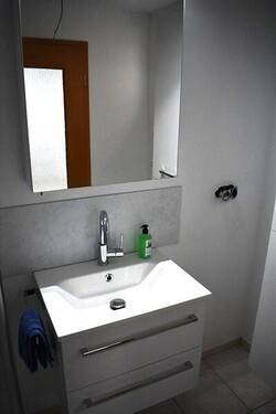.. mit Badmöbeln ! - Neu renoviert und mit Einbauküche !