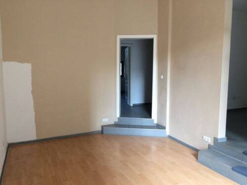 Stilvoller Innenbereich mit Laminat und Fliesen - 