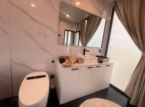 Luxuriöses Designerbad mit Panoramafenster und hochwertiger Sanitärausstattung - 