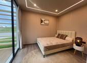 Lichtdurchflutetes Schlafzimmer mit bodentiefen Panoramafenstern - Moderne Architektur trifft Wohnkomfort - 
