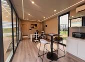 Lichtdurchflutetes Homeoffice mit bodentiefen Glasfronten und intelligenter Raumaufteilung - 