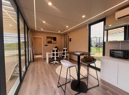 Lichtdurchflutetes Homeoffice mit bodentiefen Glasfronten und intelligenter Raumaufteilung - 