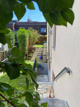 seitlicher Eingangsbereich - 5 Zimmer Doppelhaushälfte in Waldshut-Tiengen