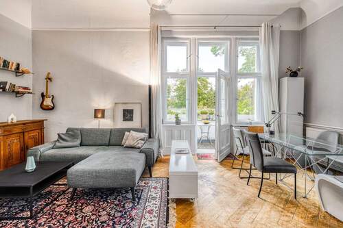 Wohnzimmer mit Balkon - 4 Zimmer Etagenwohnung zum Kaufen in Berlin