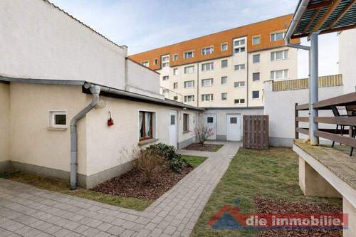 Innenhof mit Nebengelass und zusätzlichem Nutzungspotenzial - 6 Zimmer Mehrfamilienhaus, Wohnhaus in Burg