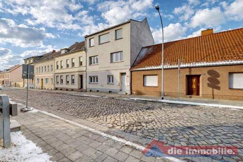 Straßenansicht des Mehrfamilienhauses - Mehrfamilienhaus, Wohnhaus mit 205,00 m&sup2; in Burg zum Kaufen