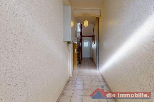 Gepflegter Hausflur mit Zugang zu den Wohneinheiten - 