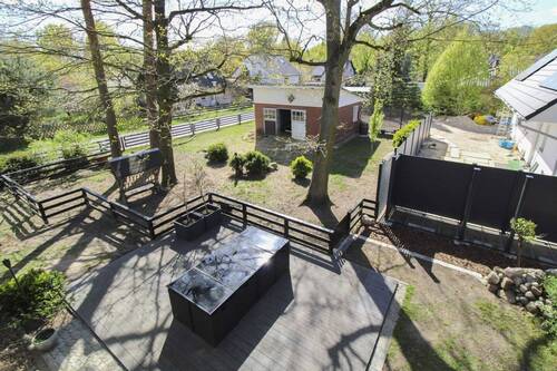 Blick auf Terrasse & Stall - Einfamilienhaus mit 211,80 m&sup2; in Wandlitz zum Kaufen