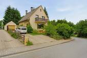 Vorderansicht - Familienglück im Grünen - liebevoll modernisiertes Einfamilienhaus mit traumhaftem Garten