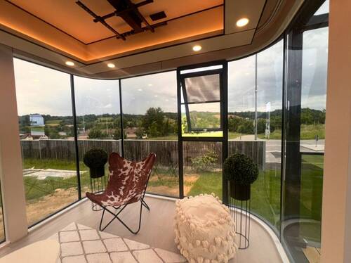 Lichtdurchflutete Panorama-Loggia mit Weitblick ins Grüne - 