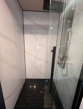 Luxuriöse Regendusche mit Marmor-Optik: Design trifft Komfort! - 