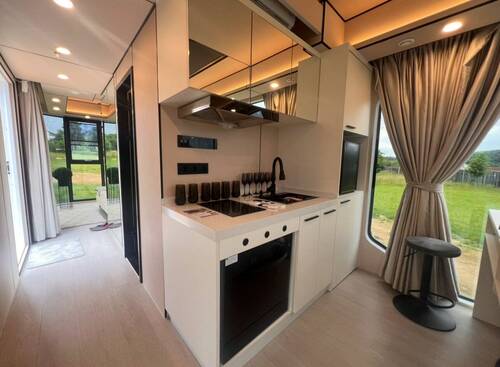 Kompakte Luxus-Küche mit Panoramablick - Effizientes Design trifft große Weitläufigkeit - 