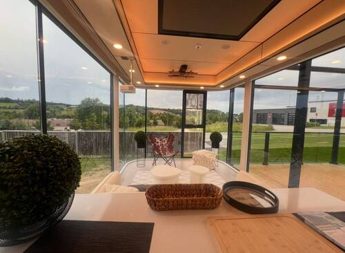 Lichtdurchflutete Panorama-Veranda mit atemberaubender Weitblick-Perspektive - 