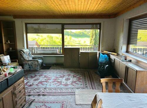 Wohnzimmer im EG mit Balkonzugang - 