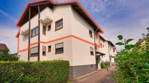 Aussensicht_02_Umrandung - Wohnen fast wie im eigenen Haus! 5 Zimmer, 2 Bäder, 2 Balkone.