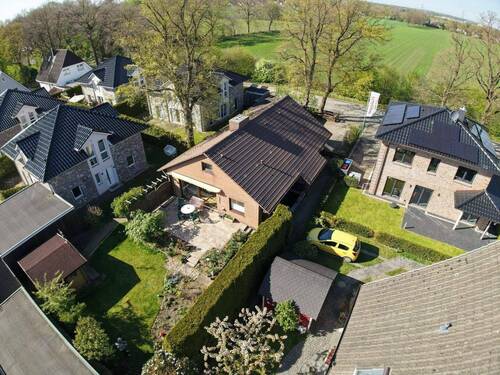 Hausansicht.jpeg - Solide Basis mit viel Gestaltungsspielraum - Gepflegtes Einfamilienhaus mit Garten in ruhiger Wohnlage
